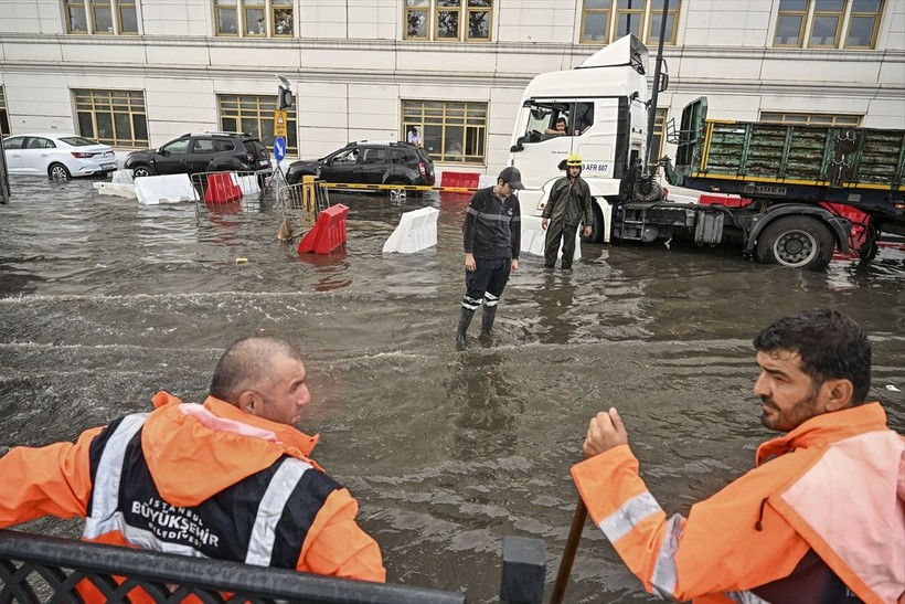 İstanbul'da sağanak etkili oldu! Bazı yollar göle döndü - Resim: 11