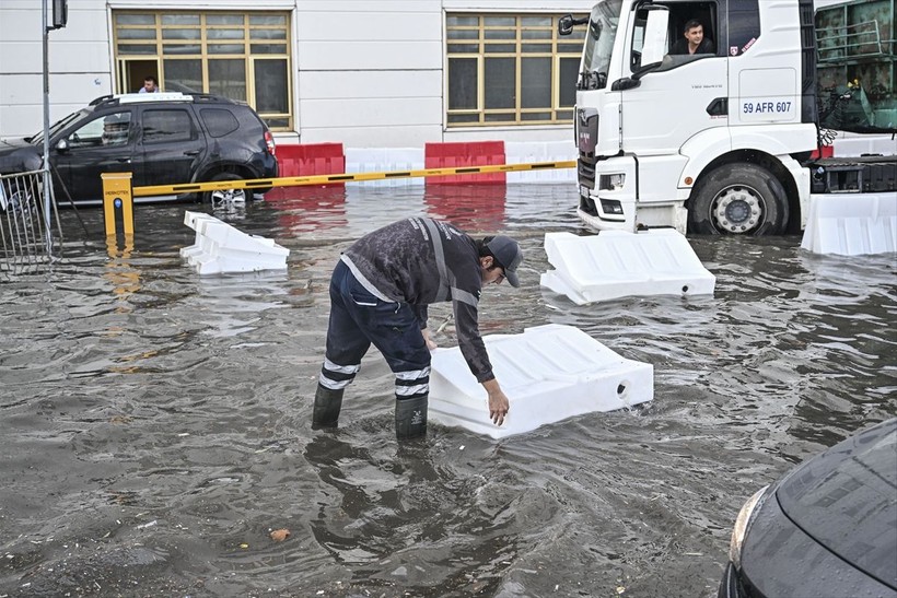 İstanbul'da sağanak etkili oldu! Bazı yollar göle döndü - Resim: 12