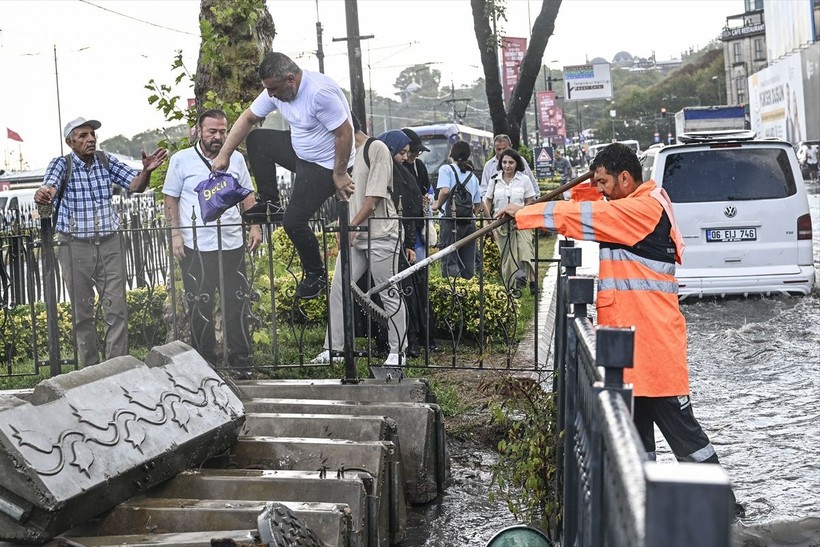 İstanbul'da sağanak etkili oldu! Bazı yollar göle döndü - Resim: 14