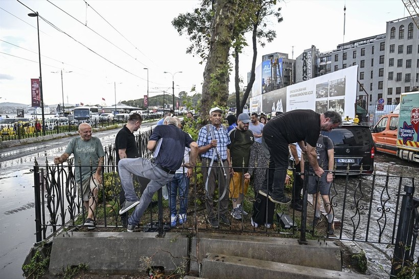 İstanbul'da sağanak etkili oldu! Bazı yollar göle döndü - Resim: 15
