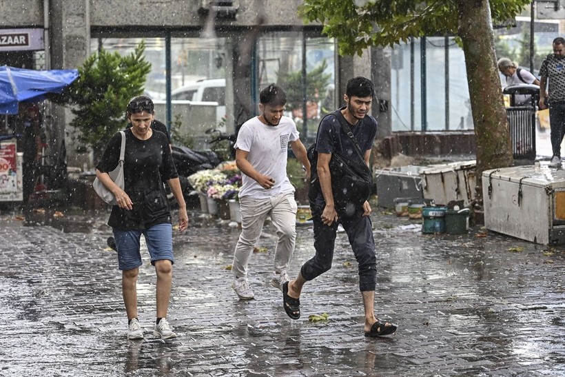 İstanbul'da sağanak etkili oldu! Bazı yollar göle döndü - Resim: 16