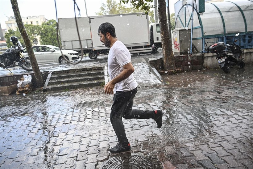 İstanbul'da sağanak etkili oldu! Bazı yollar göle döndü - Resim: 17