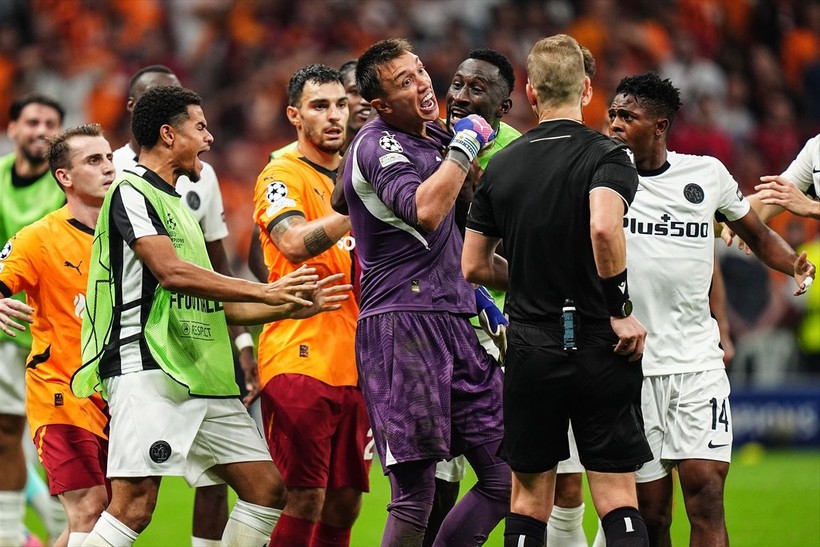 Muslera'nın zor anları! Golün ardından çılgına döndü: Young Boys oyuncusuna tekme attığı anlar - Resim: 6