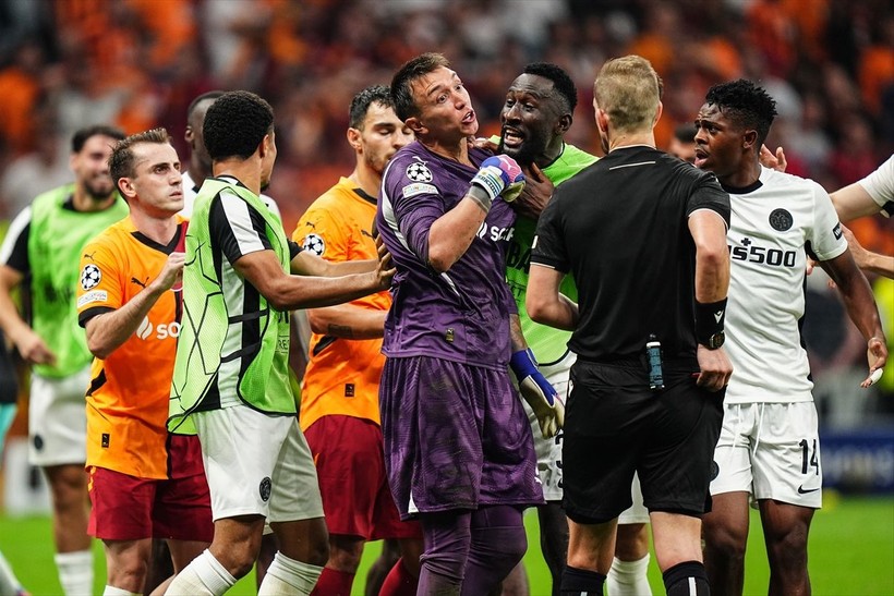 Muslera'nın zor anları! Golün ardından çılgına döndü: Young Boys oyuncusuna tekme attığı anlar - Resim: 7