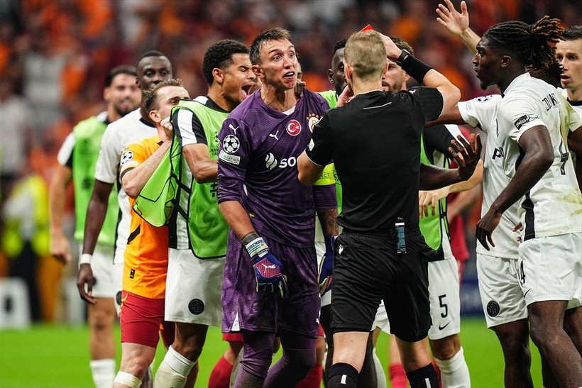 Muslera'nın zor anları! Golün ardından çılgına döndü: Young Boys oyuncusuna tekme attığı anlar - Resim: 8