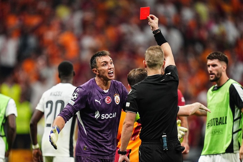 Muslera'nın zor anları! Golün ardından çılgına döndü: Young Boys oyuncusuna tekme attığı anlar - Resim: 5
