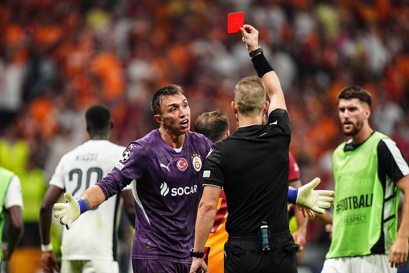 Muslera'nın zor anları! Golün ardından çılgına döndü: Young Boys oyuncusuna tekme attığı anlar - Resim: 9