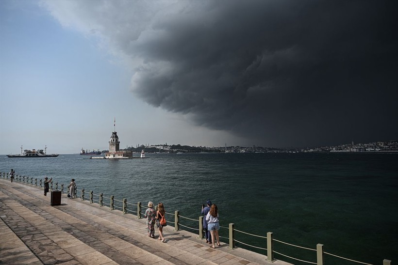 İstanbul'un bazı bölgelerinde yoğun rüzgar ve sağanak etkili oldu - Resim: 10