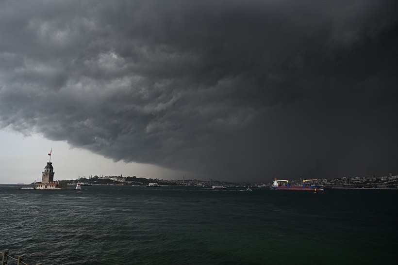 İstanbul'un bazı bölgelerinde yoğun rüzgar ve sağanak etkili oldu - Resim: 12