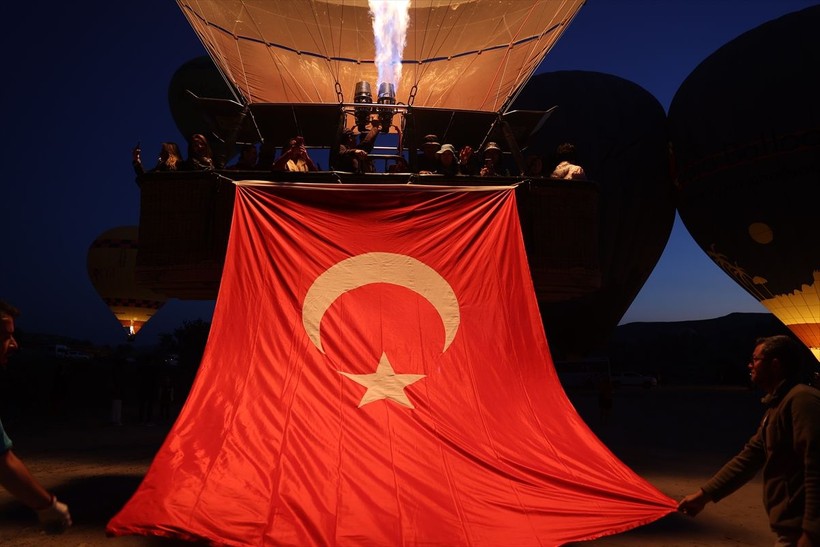 Kapadokya'da balonlar Türk bayraklarıyla uçtu - Resim: 1