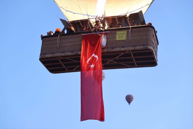 Kapadokya'da balonlar Türk bayraklarıyla uçtu - Resim: 2
