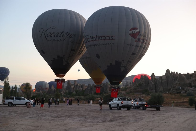 Kapadokya'da balonlar Türk bayraklarıyla uçtu - Resim: 3