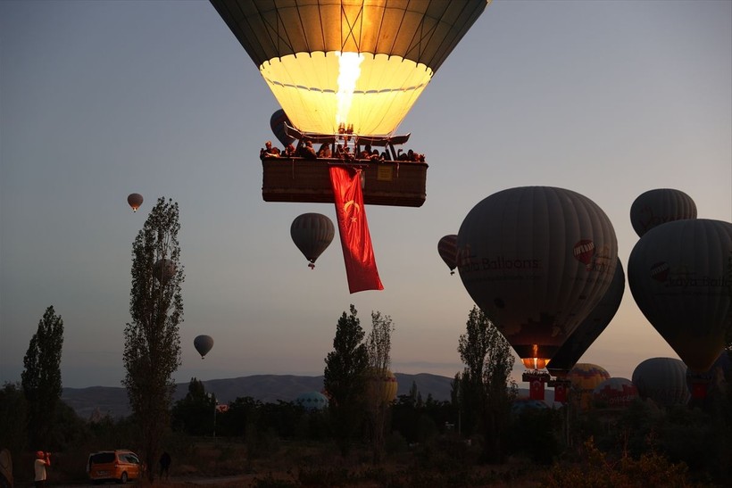 Kapadokya'da balonlar Türk bayraklarıyla uçtu - Resim: 4