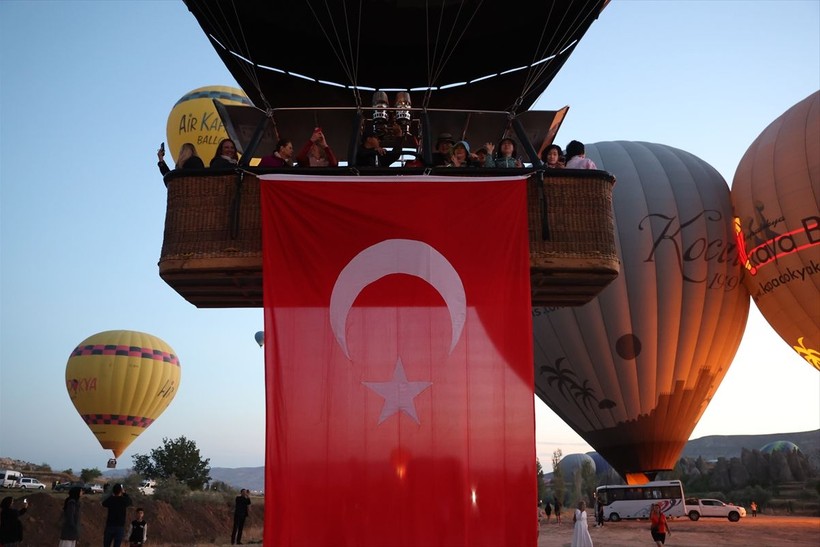 Kapadokya'da balonlar Türk bayraklarıyla uçtu - Resim: 6