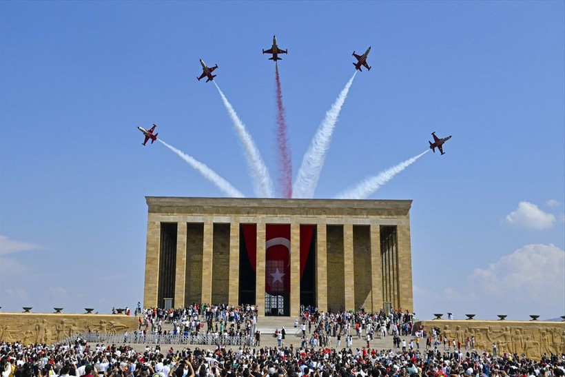 Türk Yıldızları'ndan Anıtkabir'de Ata'ya saygı uçuşu - Resim: 3