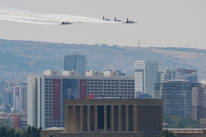 Türk Yıldızları'ndan Anıtkabir'de Ata'ya saygı uçuşu - Resim: 9