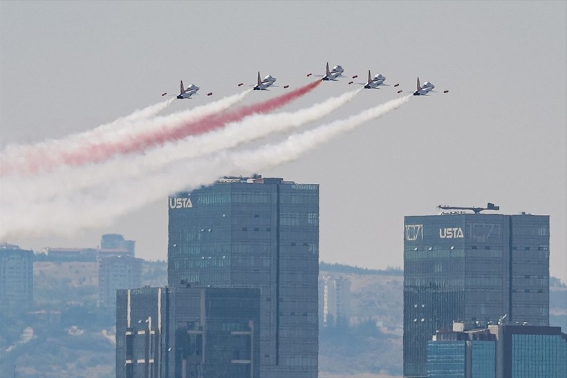 Türk Yıldızları'ndan Anıtkabir'de Ata'ya saygı uçuşu - Resim: 10