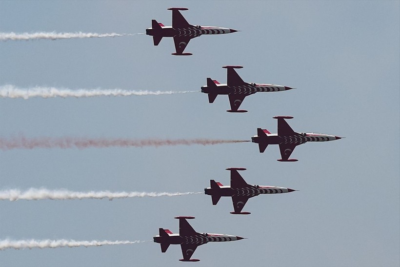 Türk Yıldızları'ndan Anıtkabir'de Ata'ya saygı uçuşu - Resim: 14