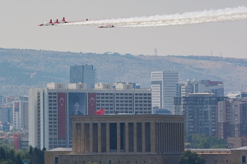 Türk Yıldızları'ndan Anıtkabir'de Ata'ya saygı uçuşu - Resim: 20