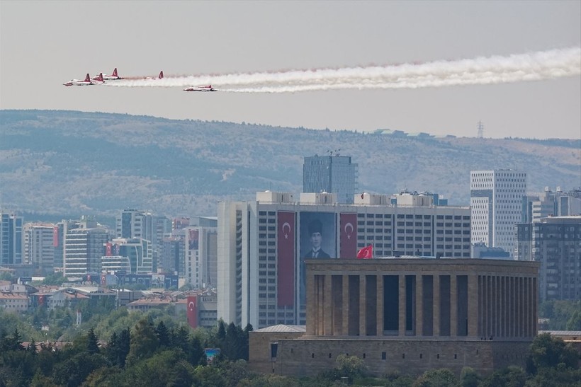 Türk Yıldızları'ndan Anıtkabir'de Ata'ya saygı uçuşu - Resim: 21