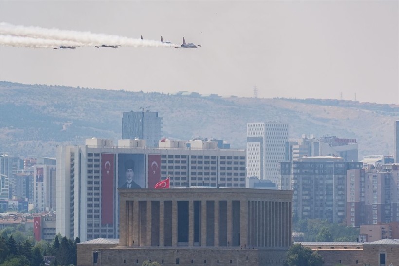 Türk Yıldızları'ndan Anıtkabir'de Ata'ya saygı uçuşu - Resim: 25