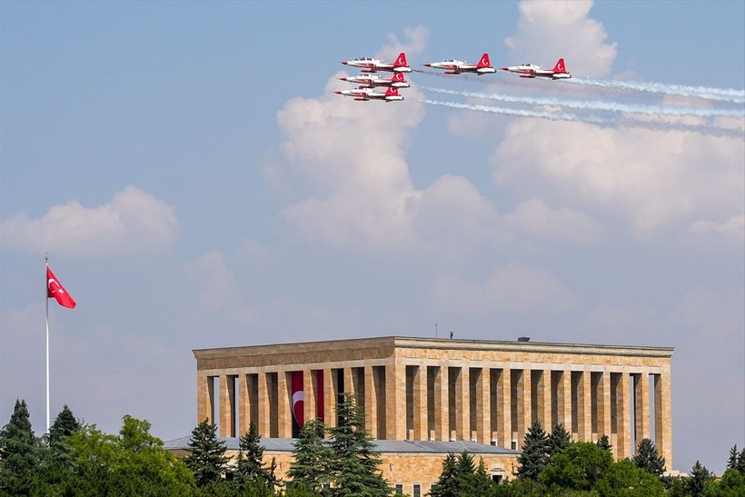 Türk Yıldızları'ndan Anıtkabir'de Ata'ya saygı uçuşu - Resim: 37