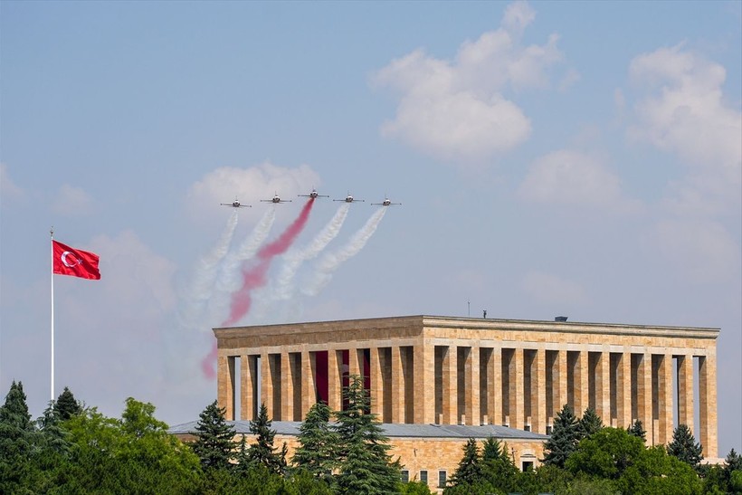 Türk Yıldızları'ndan Anıtkabir'de Ata'ya saygı uçuşu - Resim: 40