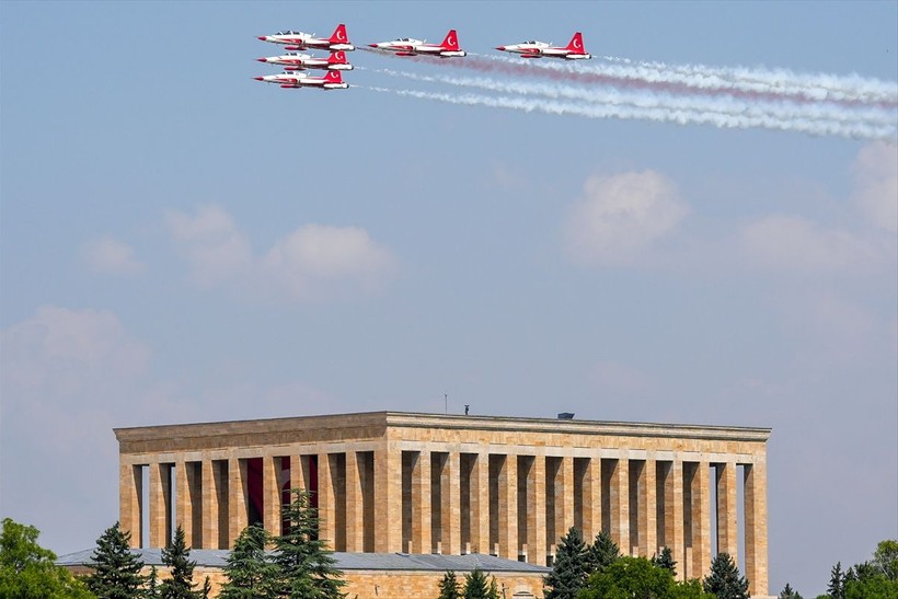 Türk Yıldızları'ndan Anıtkabir'de Ata'ya saygı uçuşu - Resim: 42