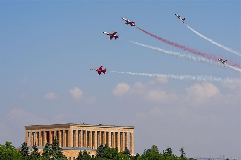 Türk Yıldızları'ndan Anıtkabir'de Ata'ya saygı uçuşu - Resim: 43