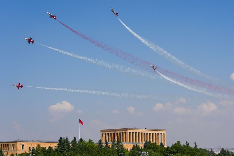 Türk Yıldızları'ndan Anıtkabir'de Ata'ya saygı uçuşu - Resim: 44