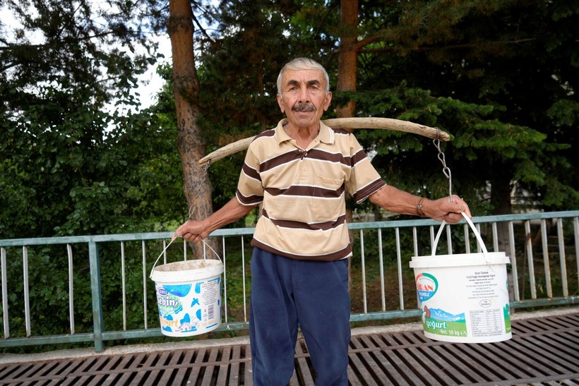 Gümüşhane'de emekli öğretmen Selahattin Bulut diktiği 4 bin fidanla köyünü yeşillendirdi - Resim: 1