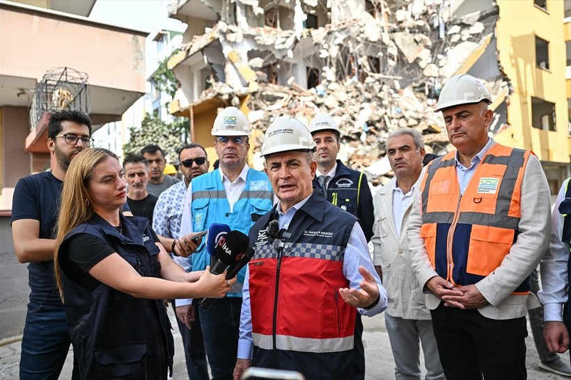Belediye başkanı gazetecilere gösterdi... Büyükçekmece'de yıkımına başlanan riskli binanın betonundan deniz kabukları çıktı - Resim: 2