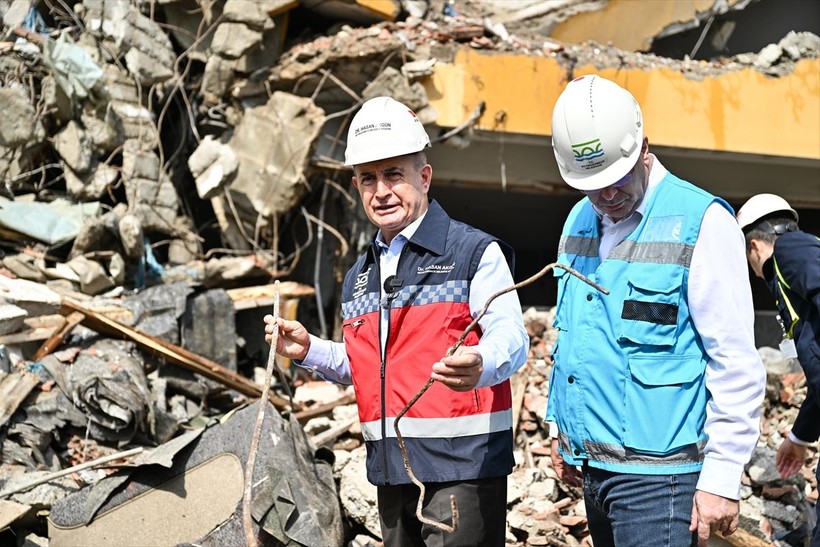 Belediye başkanı gazetecilere gösterdi... Büyükçekmece'de yıkımına başlanan riskli binanın betonundan deniz kabukları çıktı - Resim: 4