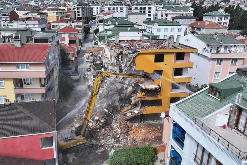 Belediye başkanı gazetecilere gösterdi... Büyükçekmece'de yıkımına başlanan riskli binanın betonundan deniz kabukları çıktı - Resim: 6