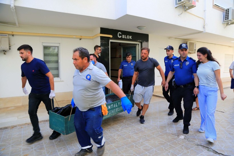 Antalya'da koca vahşeti! Boşanma aşamasındaki eşini öldürdü, kızı korkunç görüntüye gözlerini açtı - Resim: 12