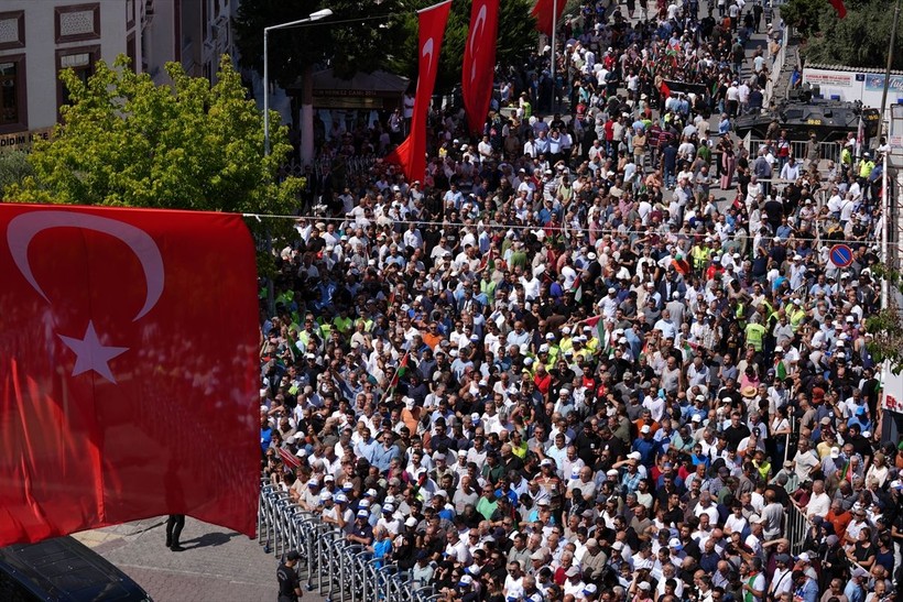 İsrail askerlerince öldürülen Ayşenur Ezgi Eygi, son yolculuğuna uğurlandı - Resim: 7