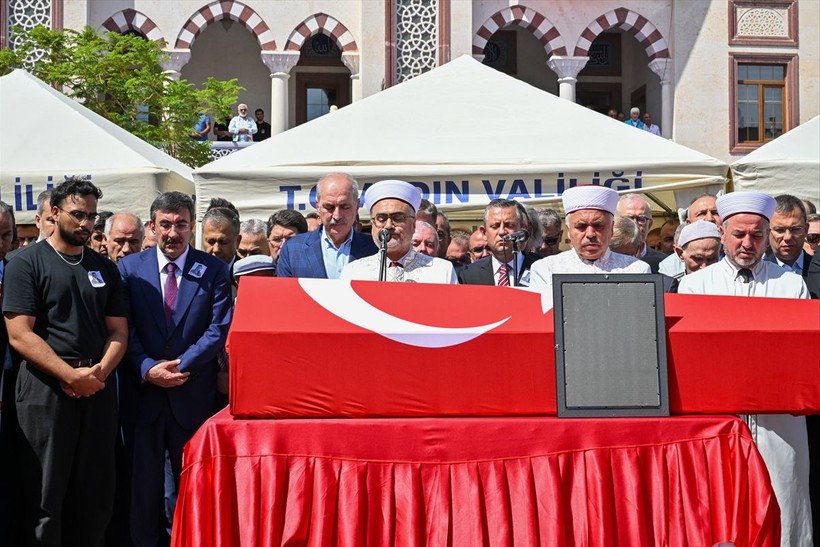 İsrail askerlerince öldürülen Ayşenur Ezgi Eygi, son yolculuğuna uğurlandı - Resim: 17
