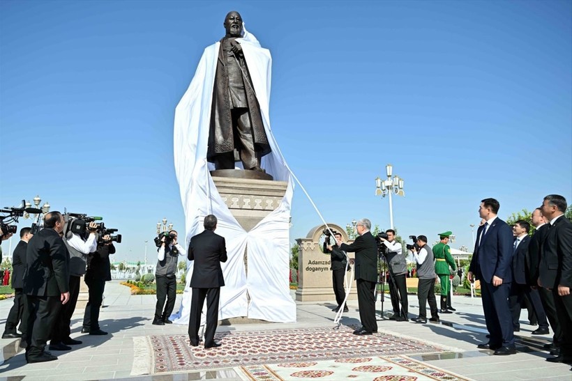 Kazakistan Cumhurbaşkanı Kasım Cömert Tokayev (solda) ile Türkmenistan Milli Lideri ve Halk...