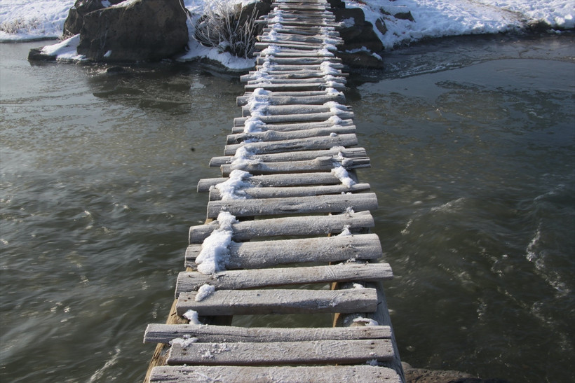 Termometrelerin eksi 15'i gösterdiği Ağrı'da Murat Nehri'nden buz kütleleri aktı - Resim : 2
