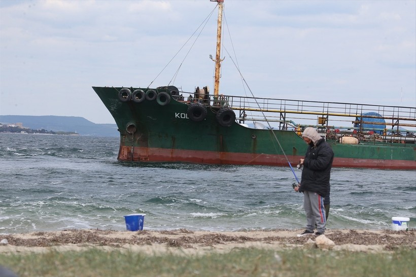 Çanakkale Boğazı'nda bir atık taşıma tankeri yanaşma manevrası sırasında karaya oturdu.