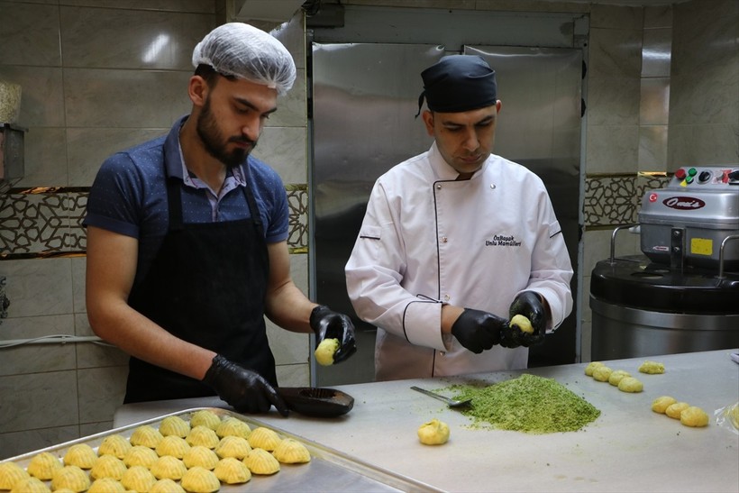 Kilis'te Ramazan Bayramı'nın olmazsa olmazı gerebiç tatlısının yapımına başlandı. Bayramda...