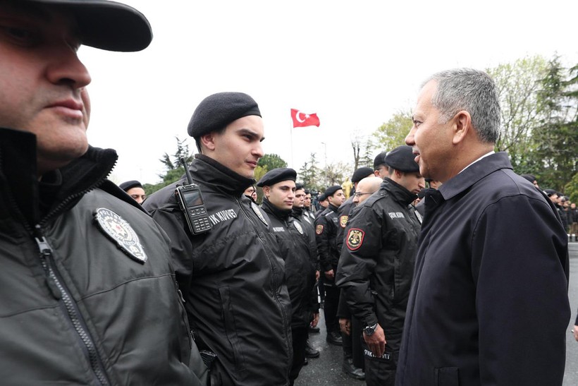 İçişleri Bakanı Ali Yerlikaya'dan 1 Mayıs paylaşımı: "122 bin polisimiz görev yaptı, 409 şahıs gözaltına alındı" - Resim : 1