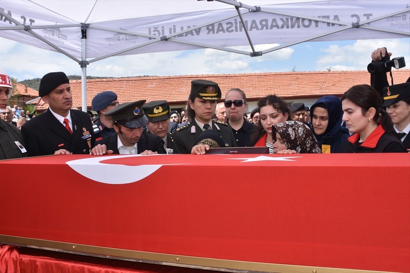 Şehit Uzman Çavuş Önder Özen'in minik kızı yürekleri dağladı: Toplu iğne babama batıyor - Resim : 3
