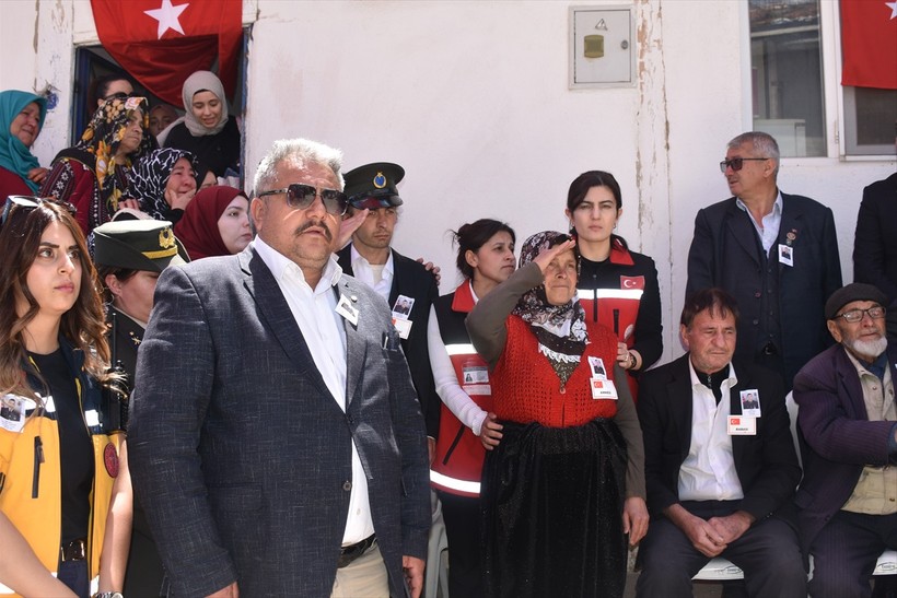 Şehit Uzman Çavuş Önder Özen'in minik kızı yürekleri dağladı: Toplu iğne babama batıyor - Resim : 1