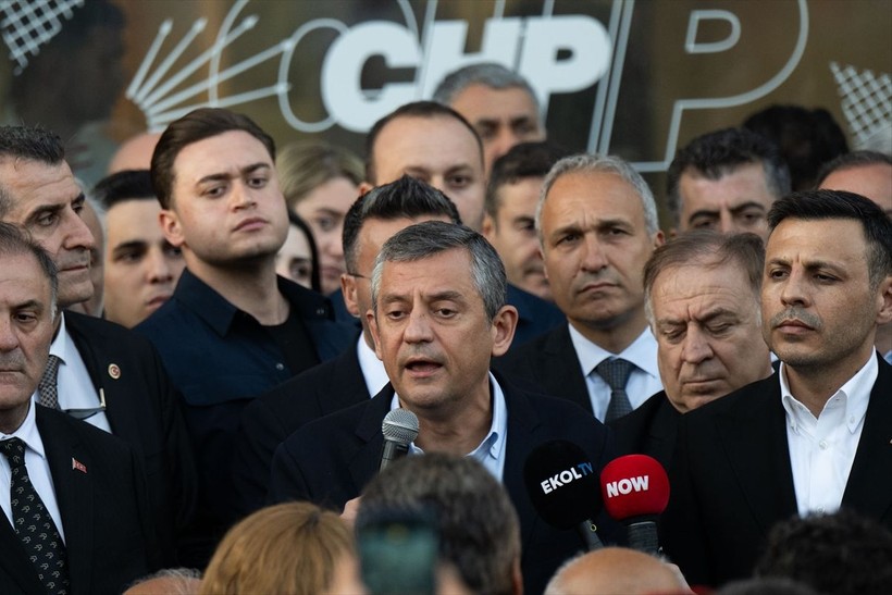 Özgür Özel'den yumruklu saldırıyla ilgili dikkat çeken iddia: Şüpheyle yaklaştığım bir kişi var! Bizi zorla oradan geçirtti - Resim: 1