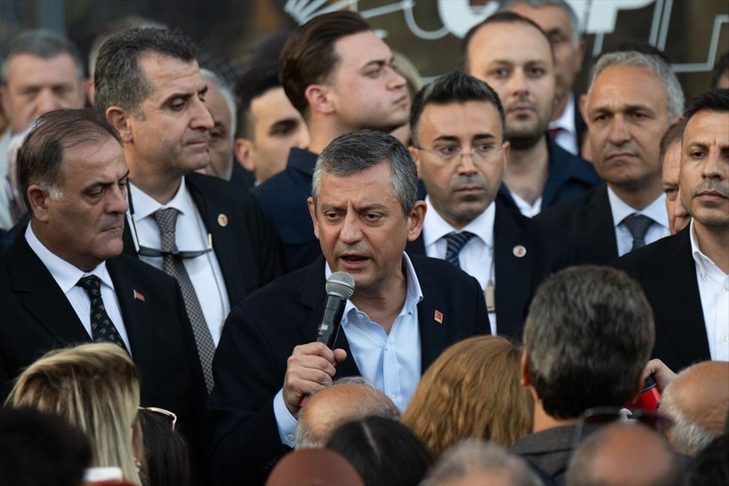 Özgür Özel'den yumruklu saldırıyla ilgili dikkat çeken iddia: Şüpheyle yaklaştığım bir kişi var! Bizi zorla oradan geçirtti - Resim: 2