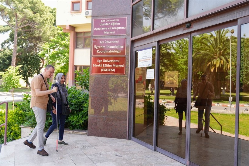 İzmir'de yaşayan Nevra Yıldırım görme engelli oğlu Önder Savaş Yıldırım'ın elini 39 yıldır bırakmıyor - Resim: 2