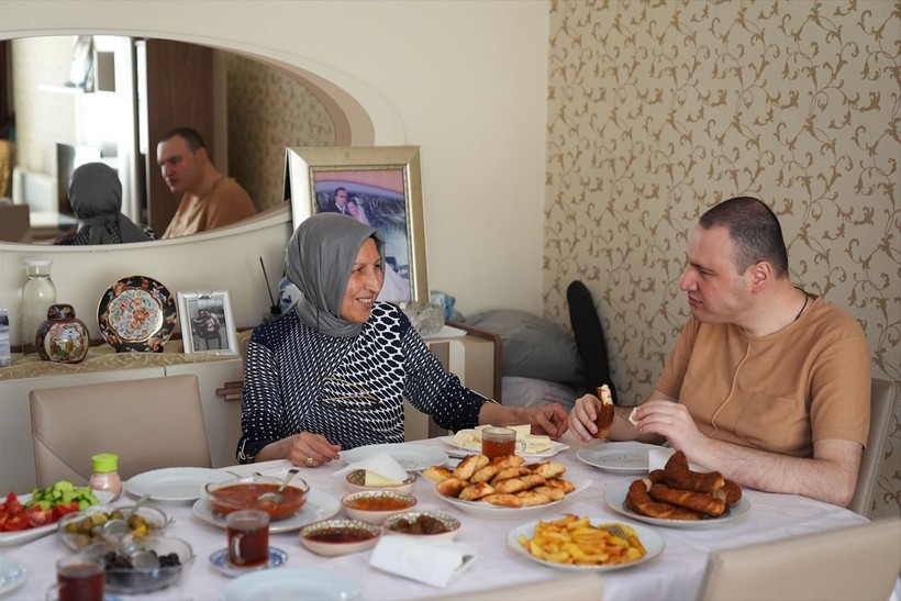 İzmir'de yaşayan Nevra Yıldırım görme engelli oğlu Önder Savaş Yıldırım'ın elini 39 yıldır bırakmıyor - Resim: 3