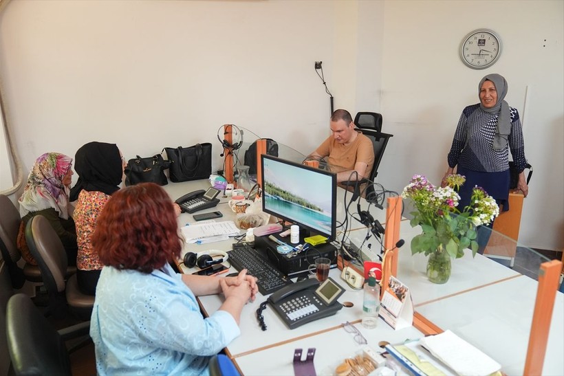 İzmir'de yaşayan Nevra Yıldırım görme engelli oğlu Önder Savaş Yıldırım'ın elini 39 yıldır bırakmıyor - Resim: 4
