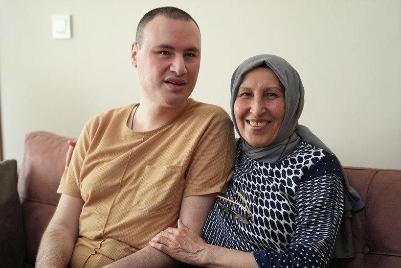 İzmir'de yaşayan Nevra Yıldırım görme engelli oğlu Önder Savaş Yıldırım'ın elini 39 yıldır bırakmıyor - Resim: 5
